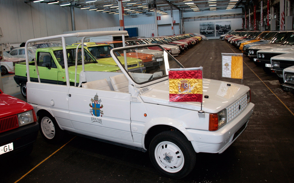  Dieser Seat Panda wurde 1982 zum „Papamobil“ für Johannes Paul II.

Dieser Seat Panda wurde 1982 zum „Papamobil“ für Johannes Paul II.