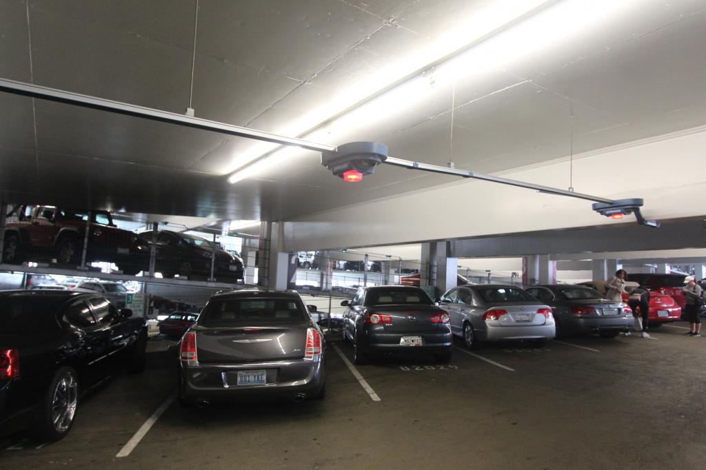  Weil es mit dem autonomen Parken wohl noch ein bisschen dauern dürfte und bisweilen ja auch noch ältere Fahrzeuge abgestellt werden müssen, rüsten neben den Autoherstellern auch die Parkhäuser auf.