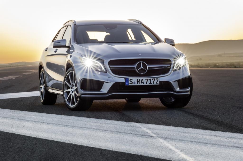 Äußerlich gibt sich das Topmodell unter anderem an der AMG-Frontschürze mit Splitter sowie einem neuen AMG-Schriftzug zwischen den Lamellen des Kühlergrills zu erkennen
