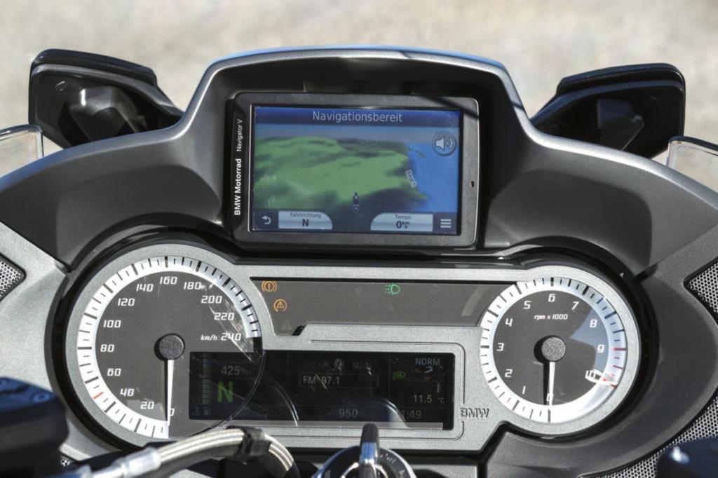 Außerdem hat BMW das gesamte Thema Multimedia deutlich weiterentwickelt, unter anderem mit einer multifunktionalen Instrumentenkombination mit großem TFT-Fahrdisplay