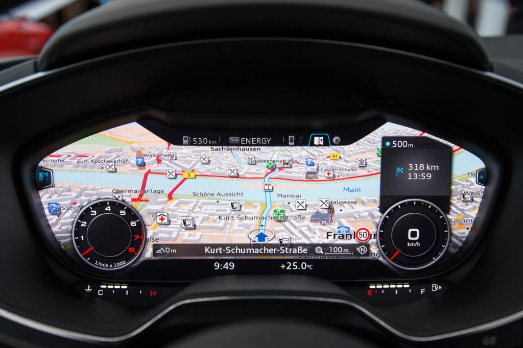 Auf 12,3 Zoll kann der Fahrer zwischen der klassischen Ansicht mit Tacho und Drehzahlmesser und dem Infotainment-Modus wählen