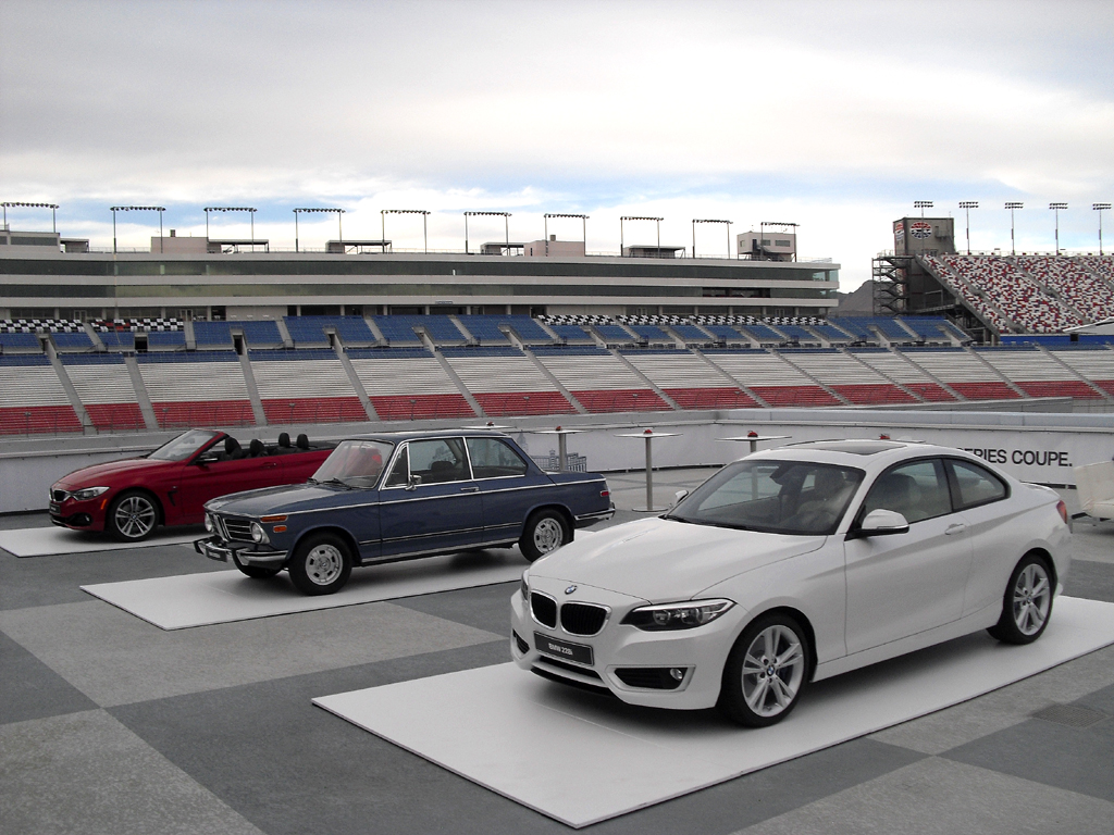 Auf dem Las-Vegas-Speedway hat BMW gerade neben dem 2er-Coupé (vorn, daneben der 2002tii-Vorfahre) auch das neue 4er Cabrio (hinten) vorgestellt.