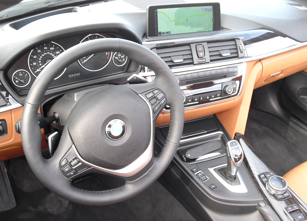BMW 4er-Cabrio: Blick ins BMW-typisch sportlich-funktionelle Cockpit. 