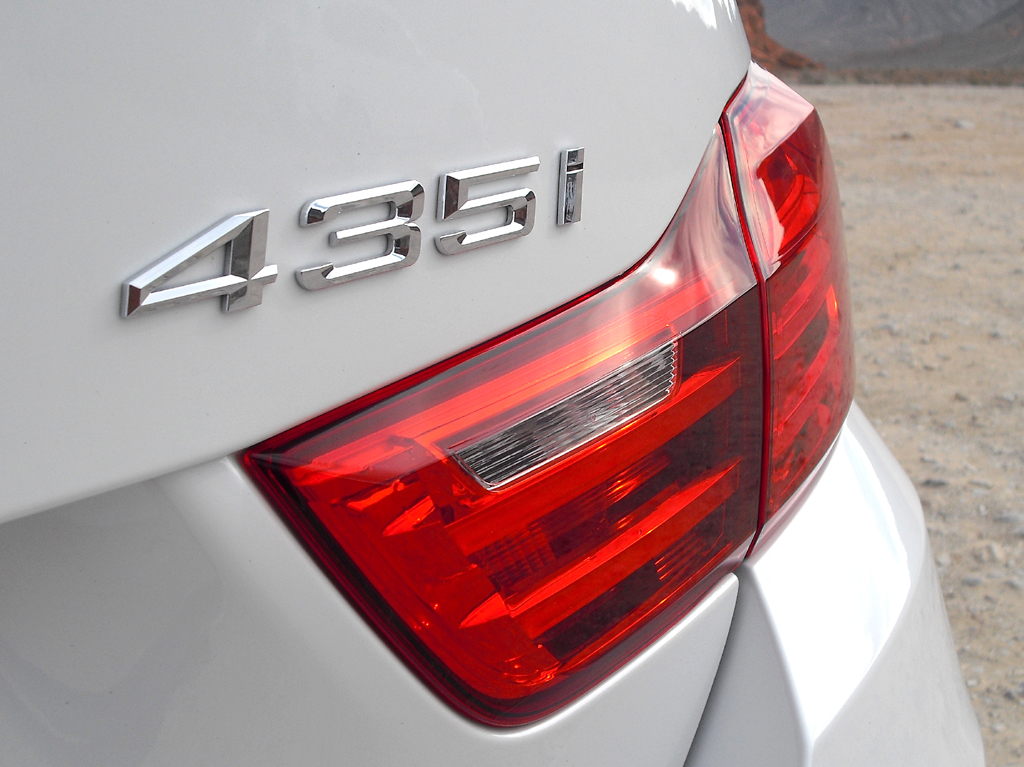 BMW 4er-Cabrio: Moderne Leuchteinheit hinten mit Modellkürzel. 