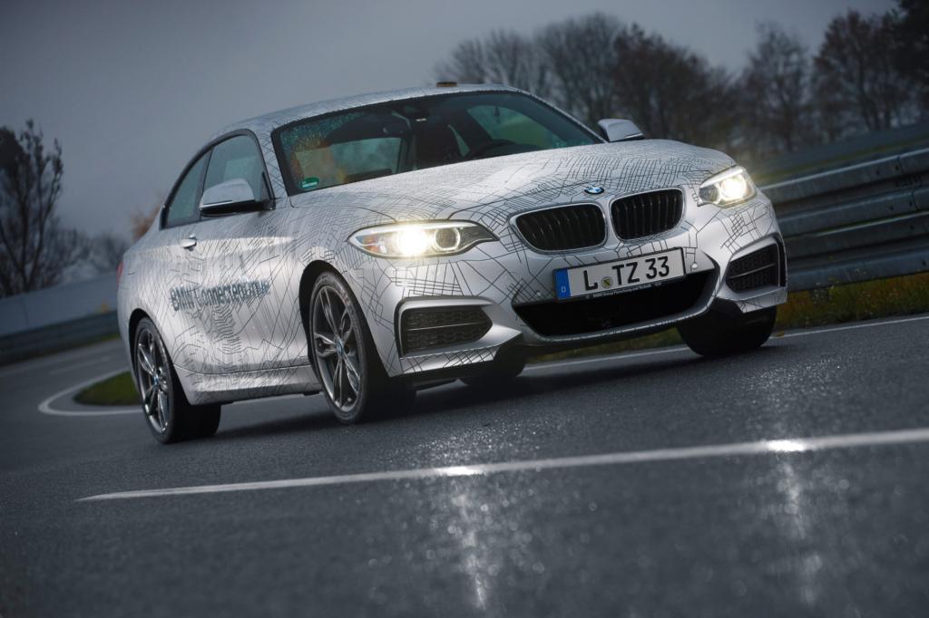 BMW beweist mit einem entsprechend umgerüsteten Zweier, dass auch der Autopilot ein Sportler sein.