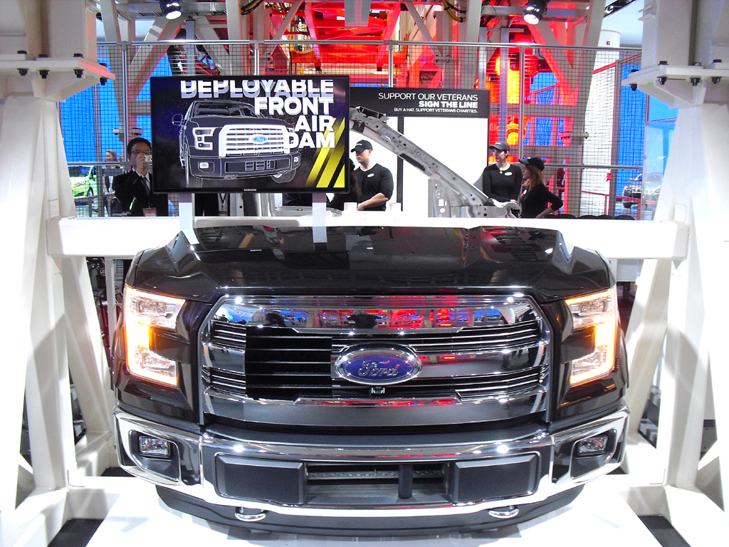 Blick auf die Frontpartie eines um bis zu 320 Kilo abgespeckten Ford-F-150. 