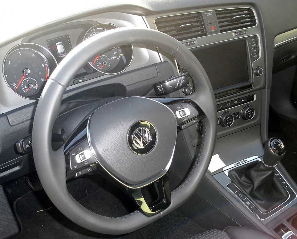 Blick ins übersichtlich-funktionelle Cockpit.