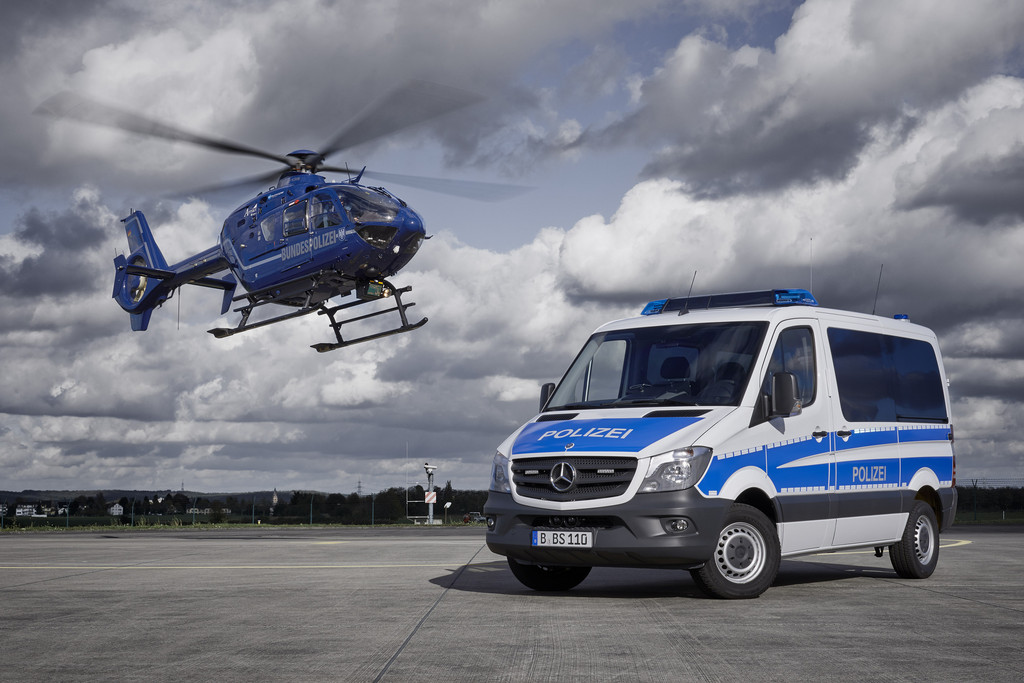 Bundes- und Bereitschaftspolizei fährt Mercedes-Benz Sprinter