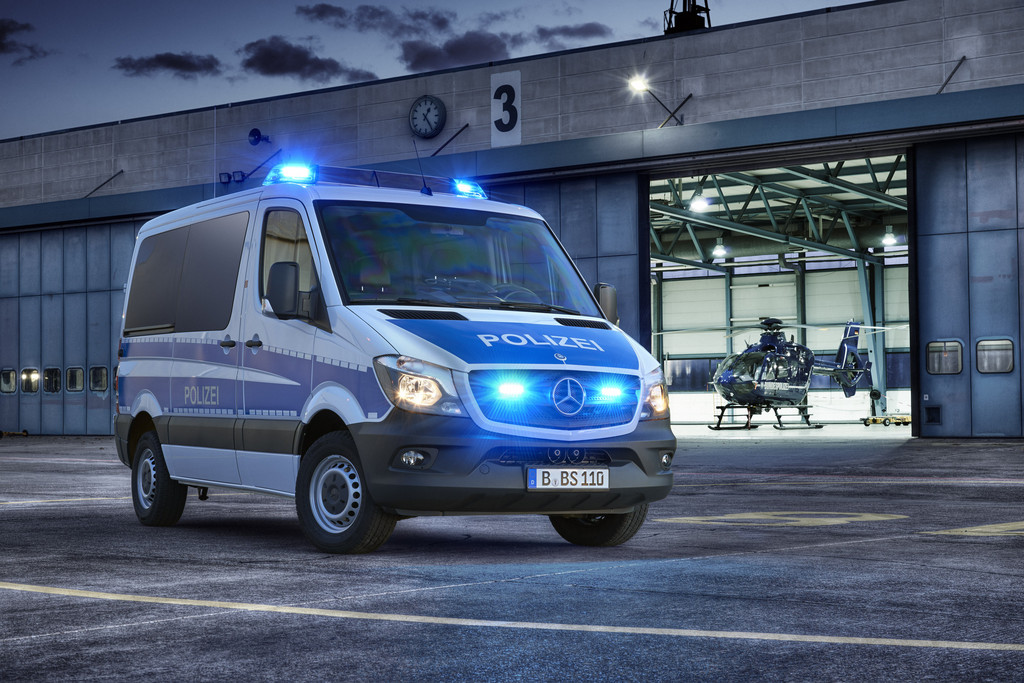 Bundes- und Bereitschaftspolizei fährt Mercedes-Benz Sprinter