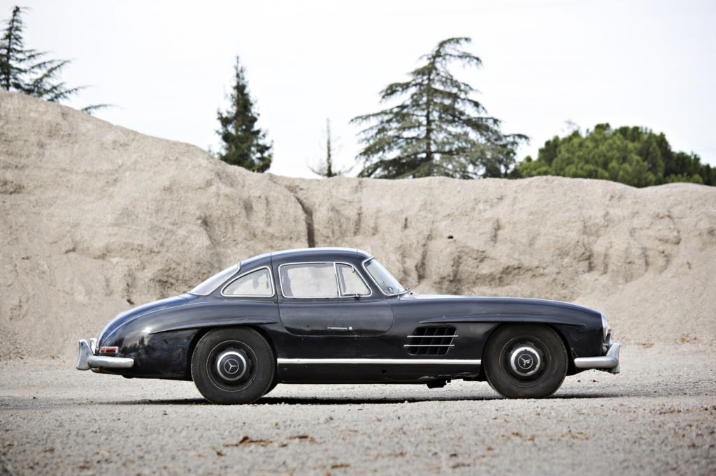 Das DB40 Schwarz, in dem laut Auktionskatalog nur 108 Exemplare lackiert wurden, ist matt, die eleganten Chromstoßstangen blind