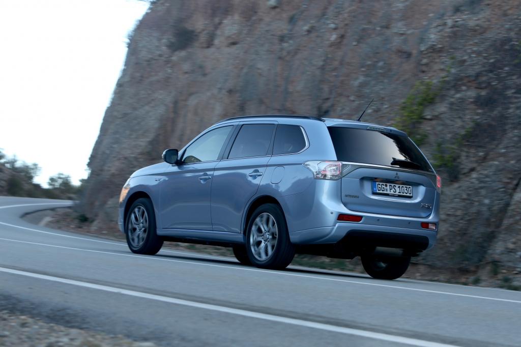 Gleich drei Motoren setzen den Mitsubishi in Bewegung, zwei davon elektrisch. Die jeweils 60 kW/82 PS starken Aggregate sitzen auf Vorder- beziehungsweise Hinterachse und bilden so – als gewünschten Nebeneffekt – einen Allradantrieb.