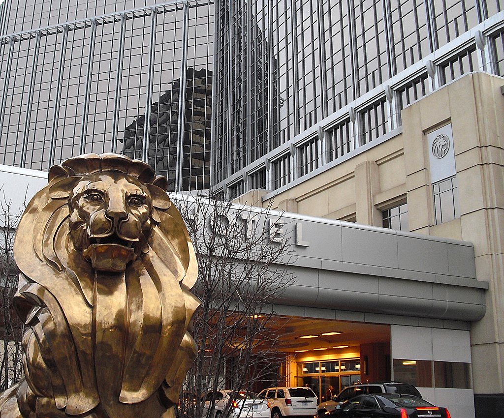 Löwenstatue vor dem Hotel MGM Grand Detroit. 