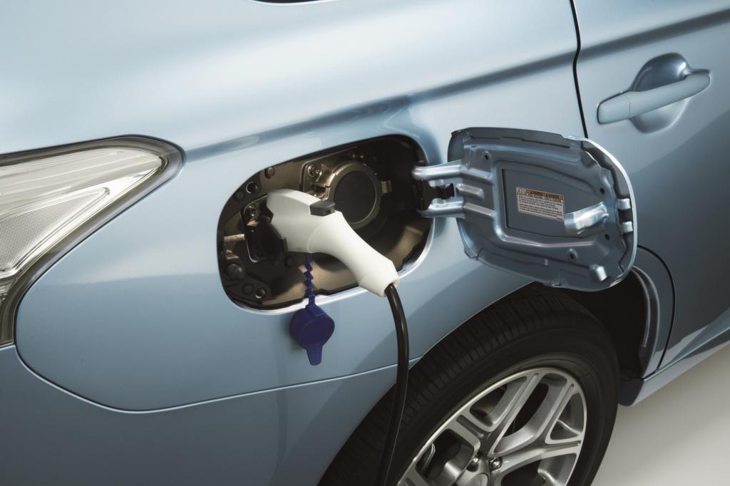 Lediglich 1,9 Liter verbraucht der Outlander PHEV laut Norm auf 100 Kilometern, gut die halbe Strecke kann er dabei rein elektrisch fahren.