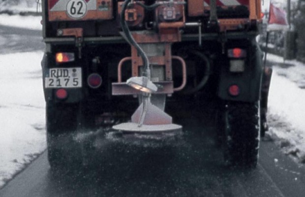 Lkw-Verbände fordern häufigeren Einsatz von Streufahrzeugen