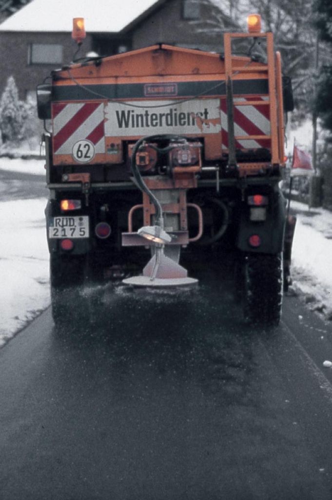 Lkw-Verbände fordern häufigeren Einsatz von Streufahrzeugen