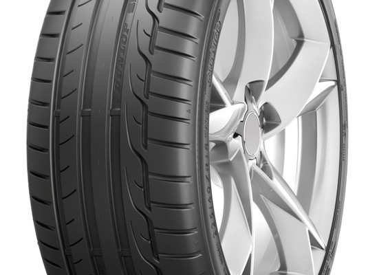 Mercedes-Benz CLA 45 AMG fährt auf Dunlop