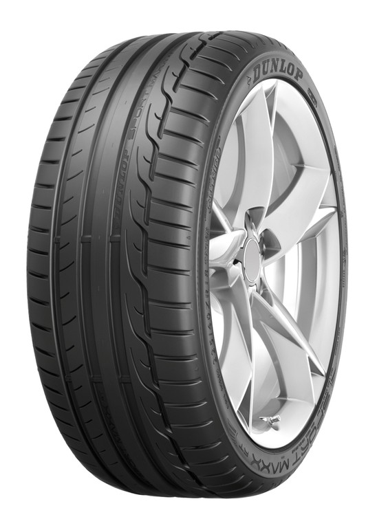 Mercedes-Benz CLA 45 AMG fährt auf Dunlop