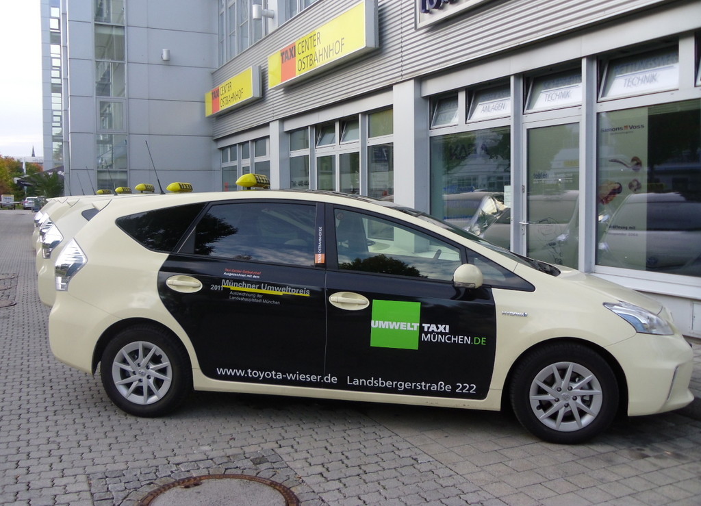 Mit 48 Toyota Prius und einem Opel Ampera senkt das Taxi-Center Ostbahnhof in München den CO2-Ausstoß bei seinen Fahrten signifikant.

Foto:Auto-Medienportal.Net/TCO