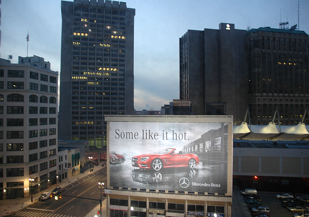 Mit Autowerbung: Downtown Detroit anlässlich einer der vorigen Autoschauen. 