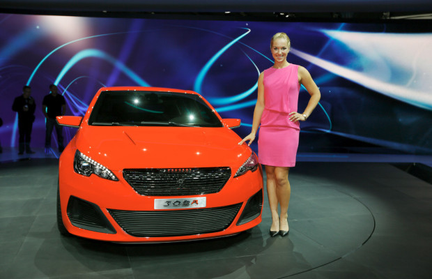 Novak Djokovic schlägt für Peugeot auf
