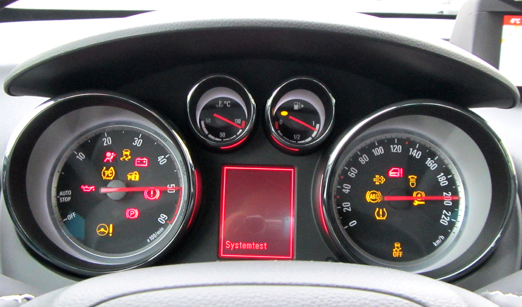 Opel Meriva: Blick durch den Lenkradkranz auf die Rundinstrumentierung. 