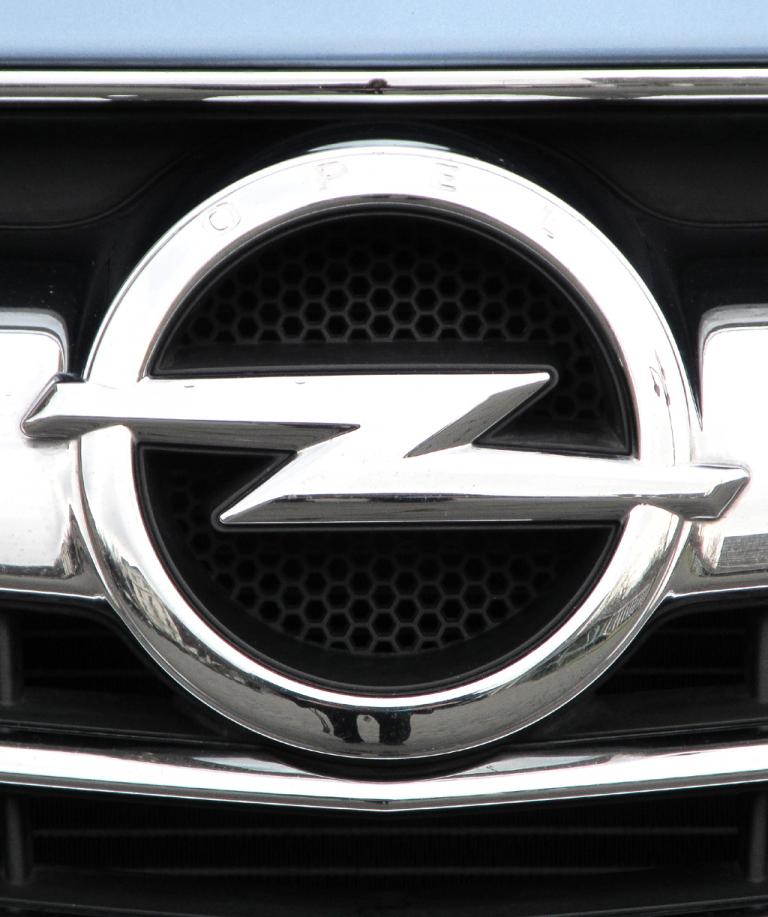Opel Meriva: Das Markenlogo sitzt vorn in einer Chromspange im oberen Kühlergrill-Teil. 