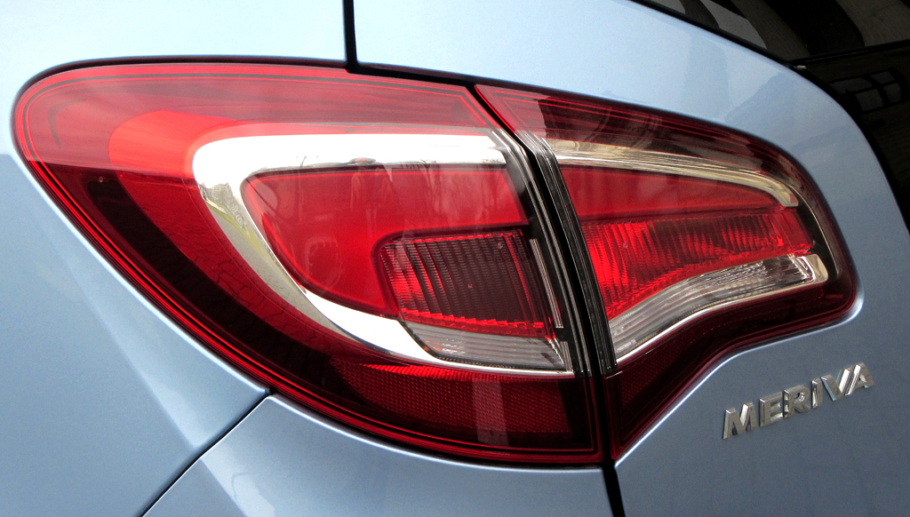 Opel Meriva: Großformatige Leuchteinheit hinten mit Modellschriftzug. 