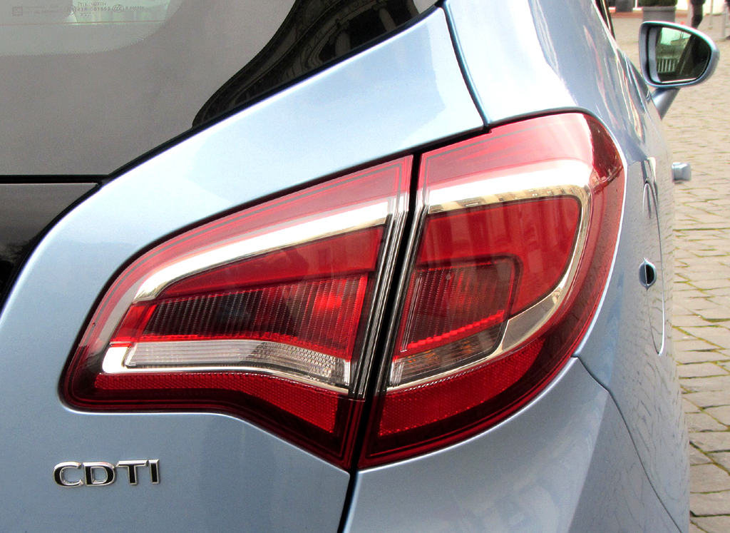 Opel Meriva: Großformatige Leuchteinheit hinten mit Motorisierungskürzel, hier für Diesel. 