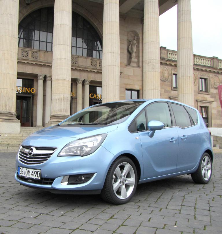 Opel hat seinen Minivan Meriva modellgepflegt. 