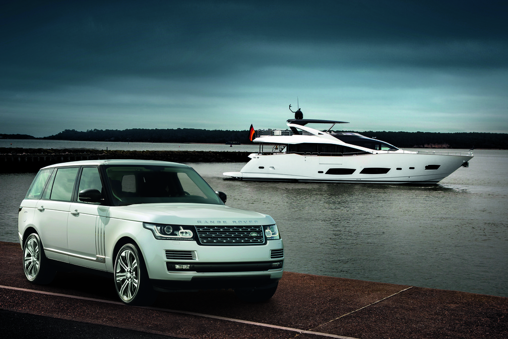 Range Rover LWB hat auf der 