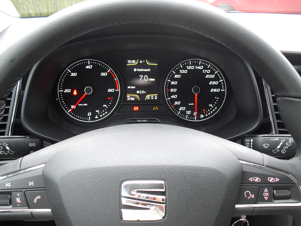Seat León SC: Blick durch den Lenkradkranz auf die Rundinstrumentierung. 