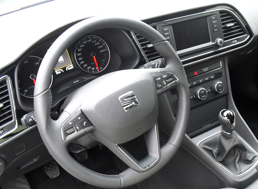 Seat León SC: Blick ins recht übersichtlich gestaltete Cockpit. 