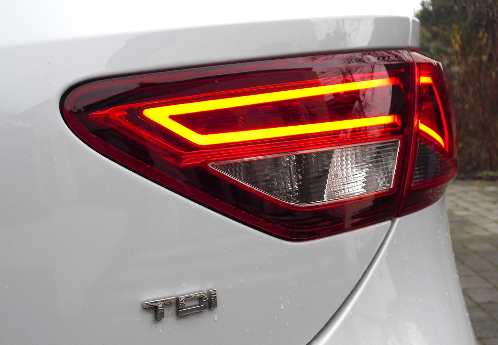 Seat León SC: Moderne Leuchteinheit hinten mit (Turbodiesel-)Motorisierungskürzel. 