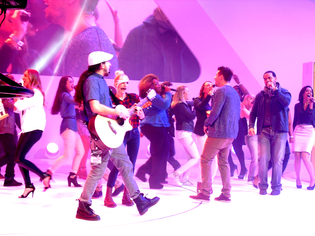 Singen für Volkswagen: Junge Amerikaner bei der Präsentation am VW-Stand. 