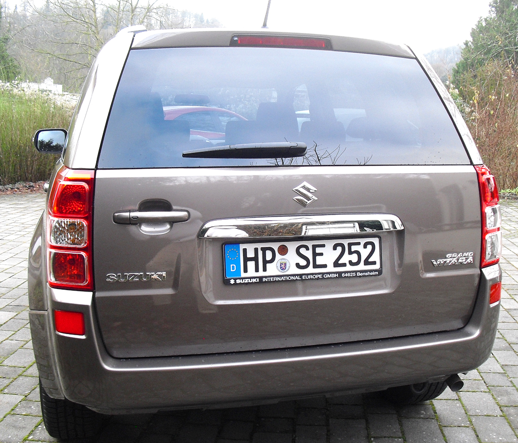 Suzuki Grand Vitara: Blick auf die Heckpartie mit der rechts angeschlagenen Hecktür. 