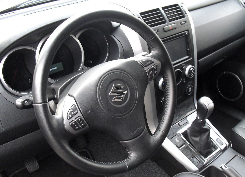 Suzuki Grand Vitara: Blick ins übersichtlich gestaltete Cockpit. 