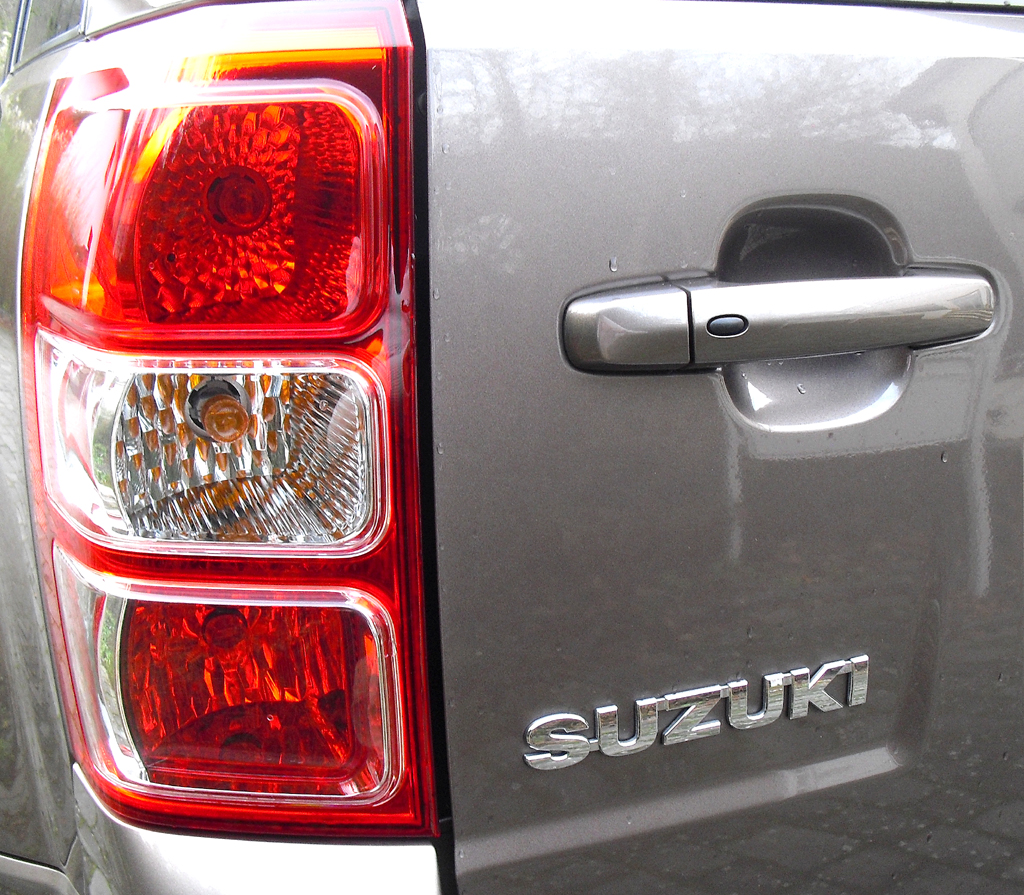 Suzuki Grand Vitara: Moderne Hochformat-Leuchteinheit hinten mit Markenschriftzug. 