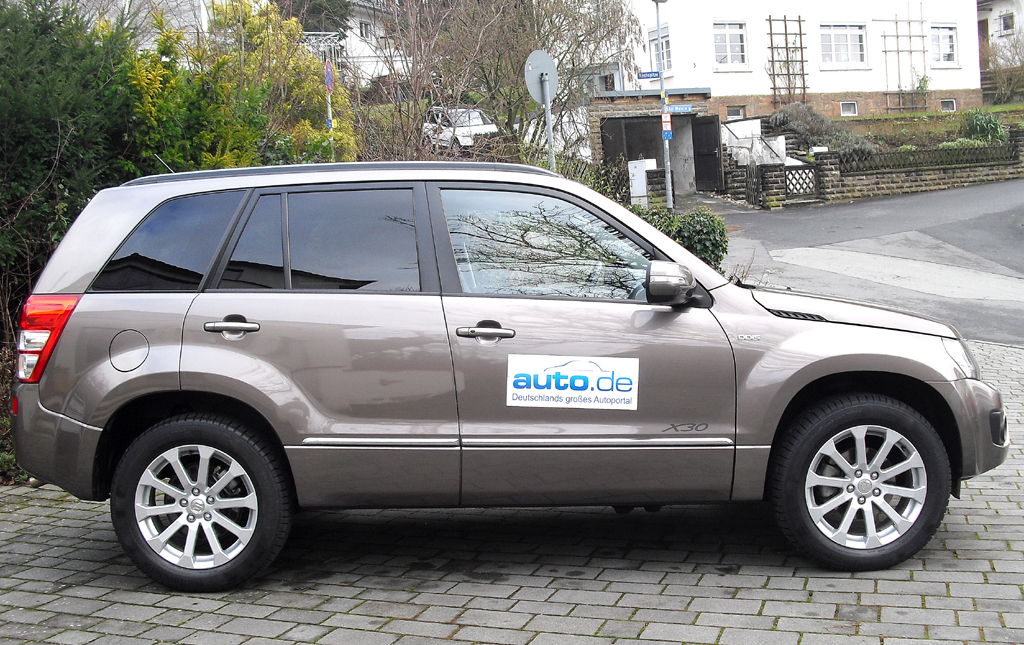 Suzuki Grand Vitara: Moderne Hochformat-Leuchteinheit hinten mit Modellschriftzug. 