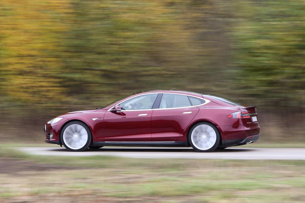 Tesla Model S: Sicherheitsaktion aus der Ferne