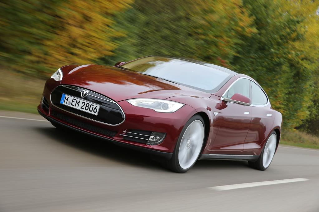Tesla bringt neue Schnell-Ladestationen ans Netz