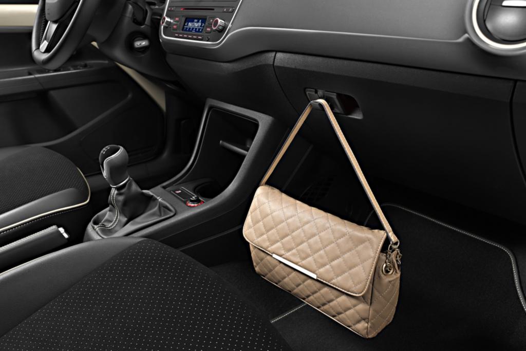 Um die Handtasche sicher zu chauffieren, gibt es im Mii by Mango einen Haken am Handschuhfach. 