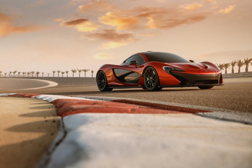 Von oben lasten bei 300 km/h allein auf dem Heckflüge 600 Kilo Abtrieb und sorgen dafür, dass der P1 nicht den Abflug macht.