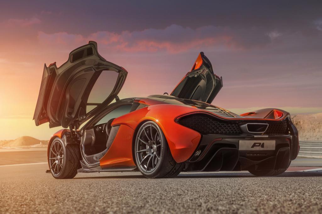 Wer beim McLaren P1 aufs Gas tritt, fühlt sich wie ein Astronaut beim Raketenstart.