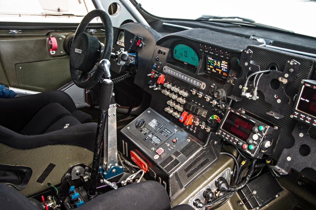 Wo andere Rennwagen nicht viel mehr Anzeigen haben als den Drehzahlmesser, erinnert sein Arbeitsplatz an das Cockpit eines Airbus-Piloten