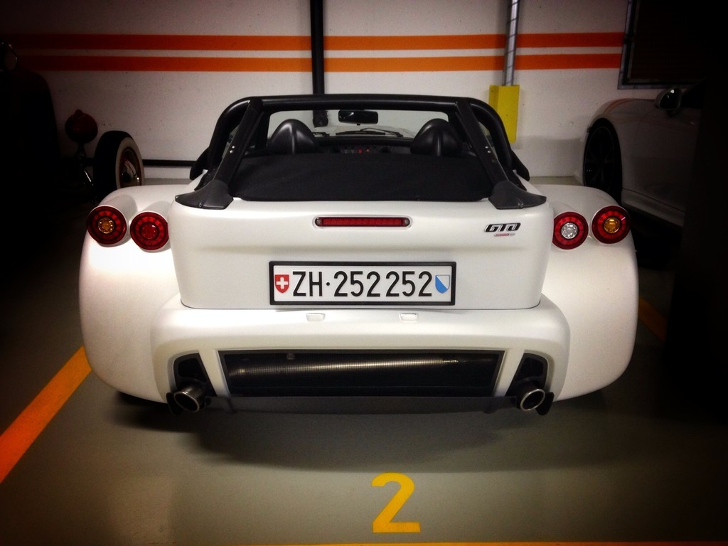 Zwei Donkervoort D8 GTO gehen in die Schweiz