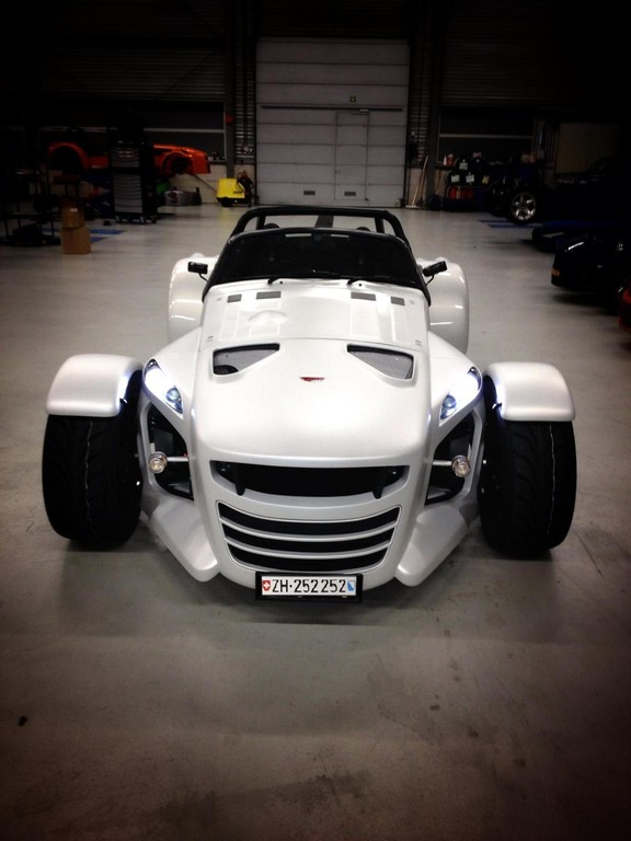 Zwei Donkervoort D8 GTO gehen in die Schweiz