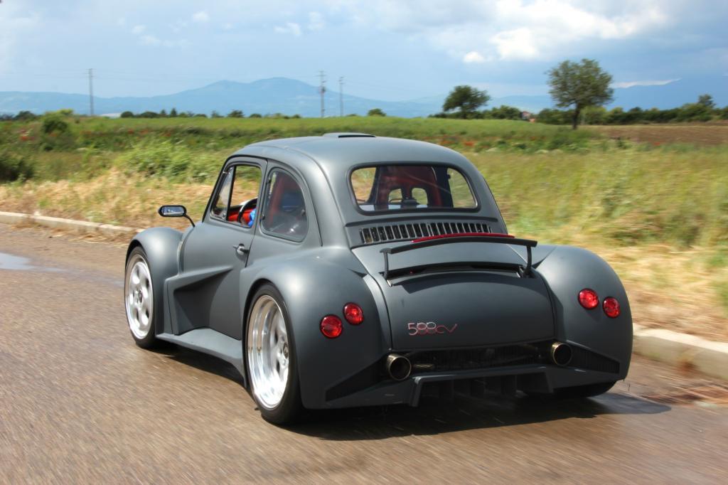 viel mehr als die Fronthaube und ein paar Scheiben sind von dem 1971er Fiat 500 nicht übrig gebliebeniel mehr als die Fronthaube und ein paar Scheiben sind von dem 1971er Fiat 500 nicht übrig geblieben