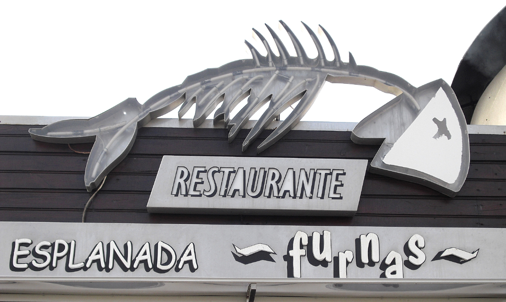 Über dem Eingang des (Fisch-)Restaurants Esplanada Furnas.