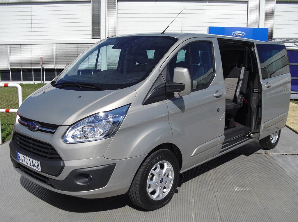 ... die Personenwagen-Variante Tourneo Custom. 