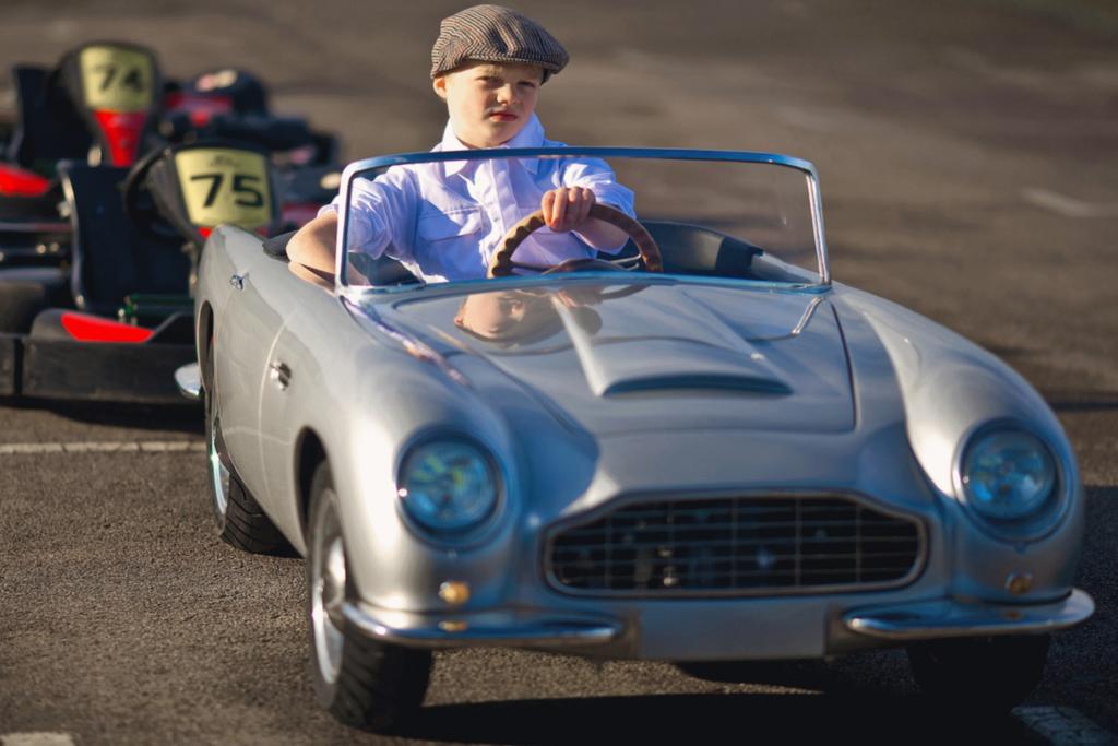Angetrieben wird der DB Convertible Junior von einem Benzinmotor, der vorne im Fahrzeug eingebaut ist und wie bei einem „großen Auto“ mit einem Zündschlüssel gestartet wird. 